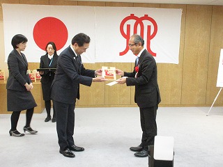 黒岩県知事から賞状と盾を受け取る弊社社長